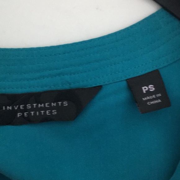 3/$25 Like New Blouse - Picture 5 of 6